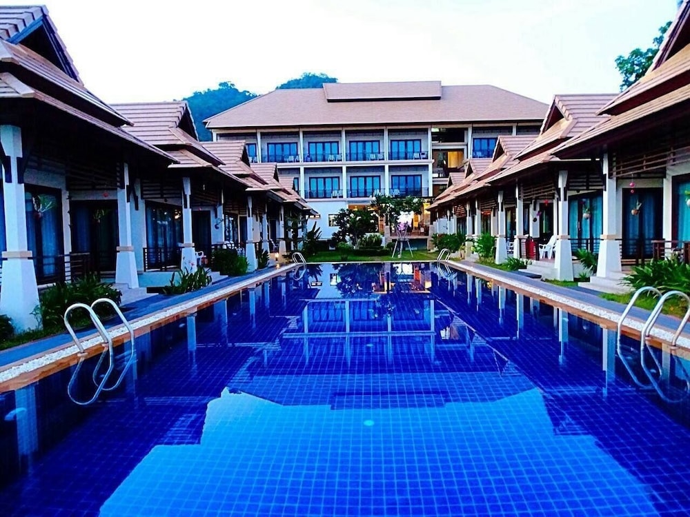 poolsawat villa