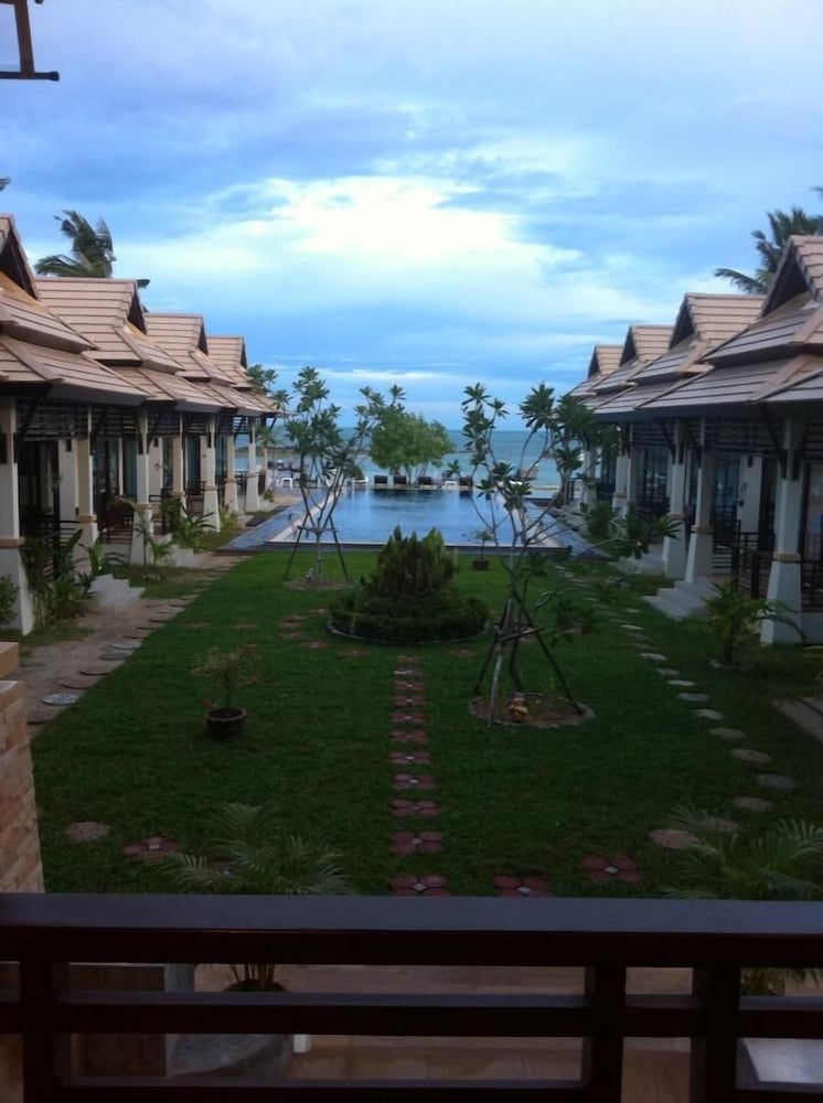 poolsawat villa