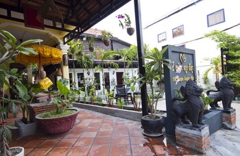 the unique angkor villa