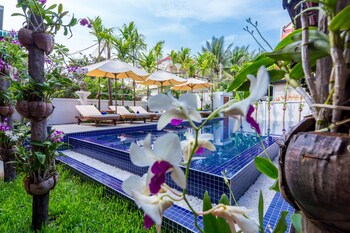 the unique angkor villa