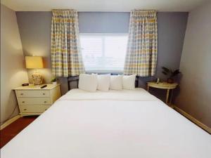 great escape apartments by lowkl