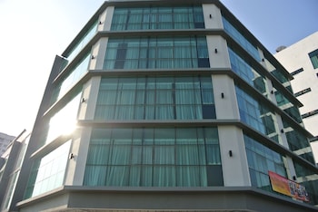 super 8 hotel bayan baru