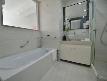 paseo premiere hotel