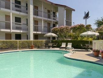 red roof inn and suites houston hobby airport