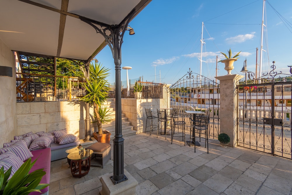 heritage villa apolon
