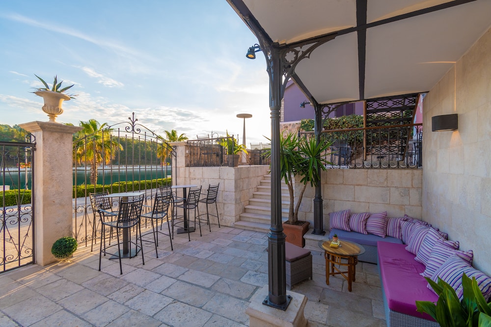 heritage villa apolon