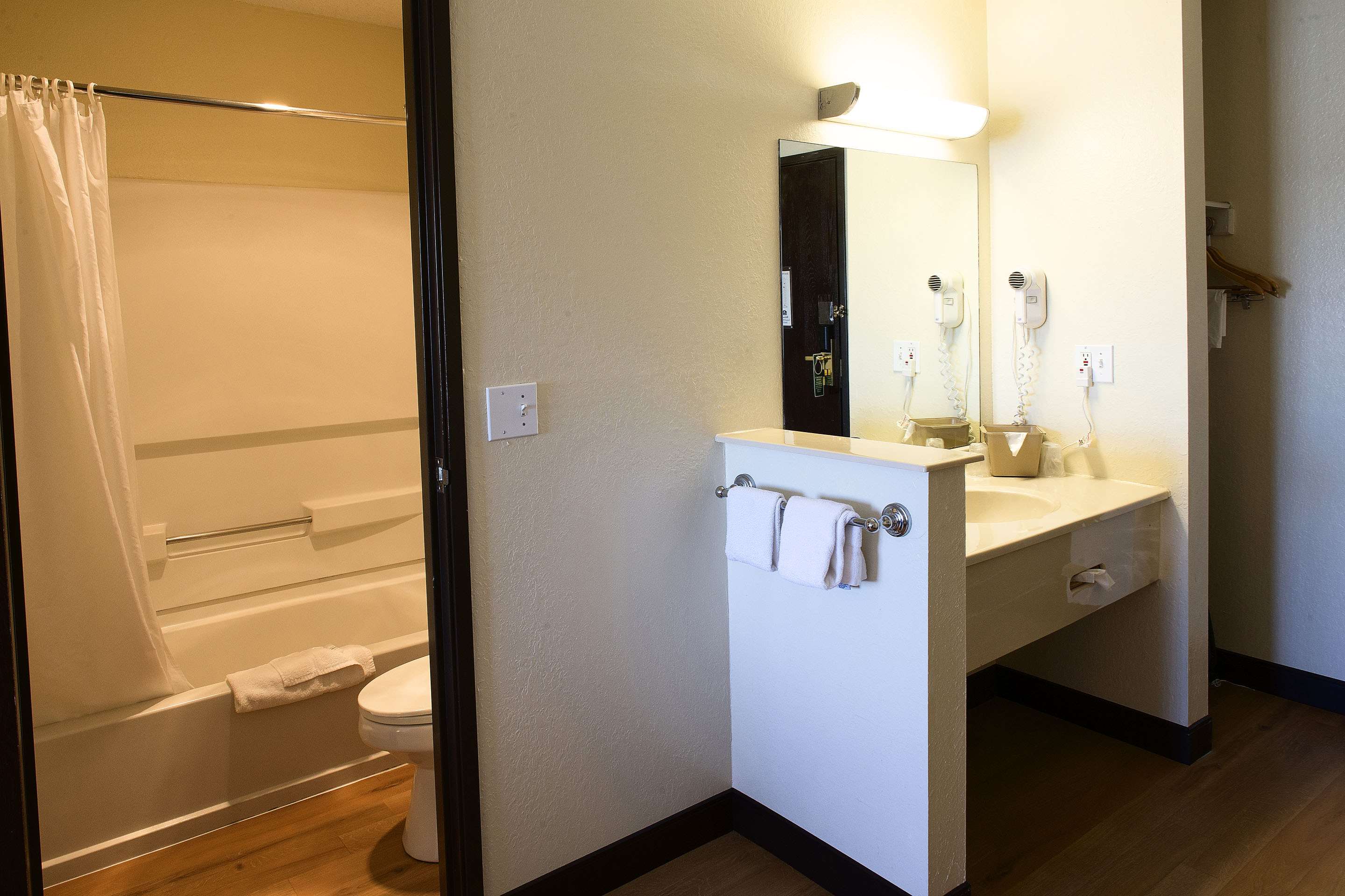 red roof inn and suites omaha council bluffs