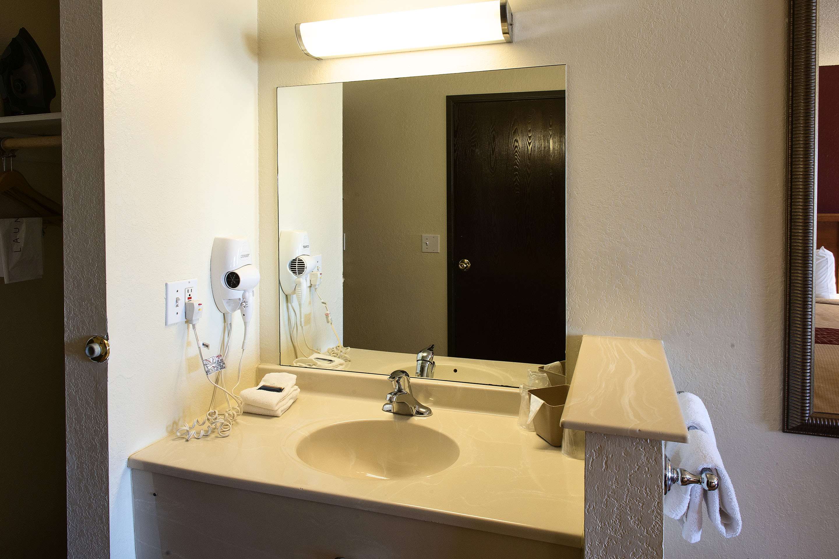 red roof inn and suites omaha council bluffs