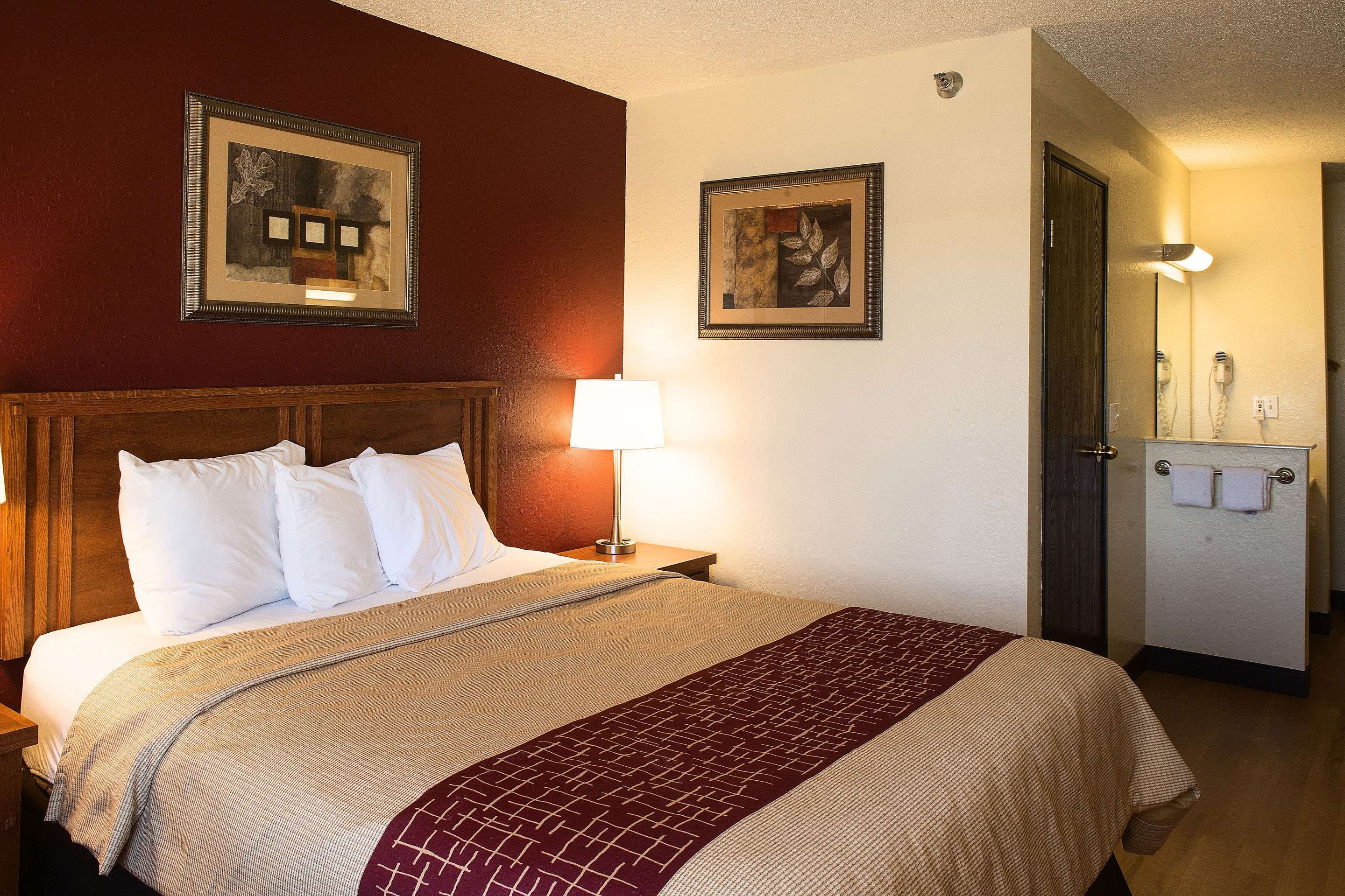red roof inn and suites omaha council bluffs