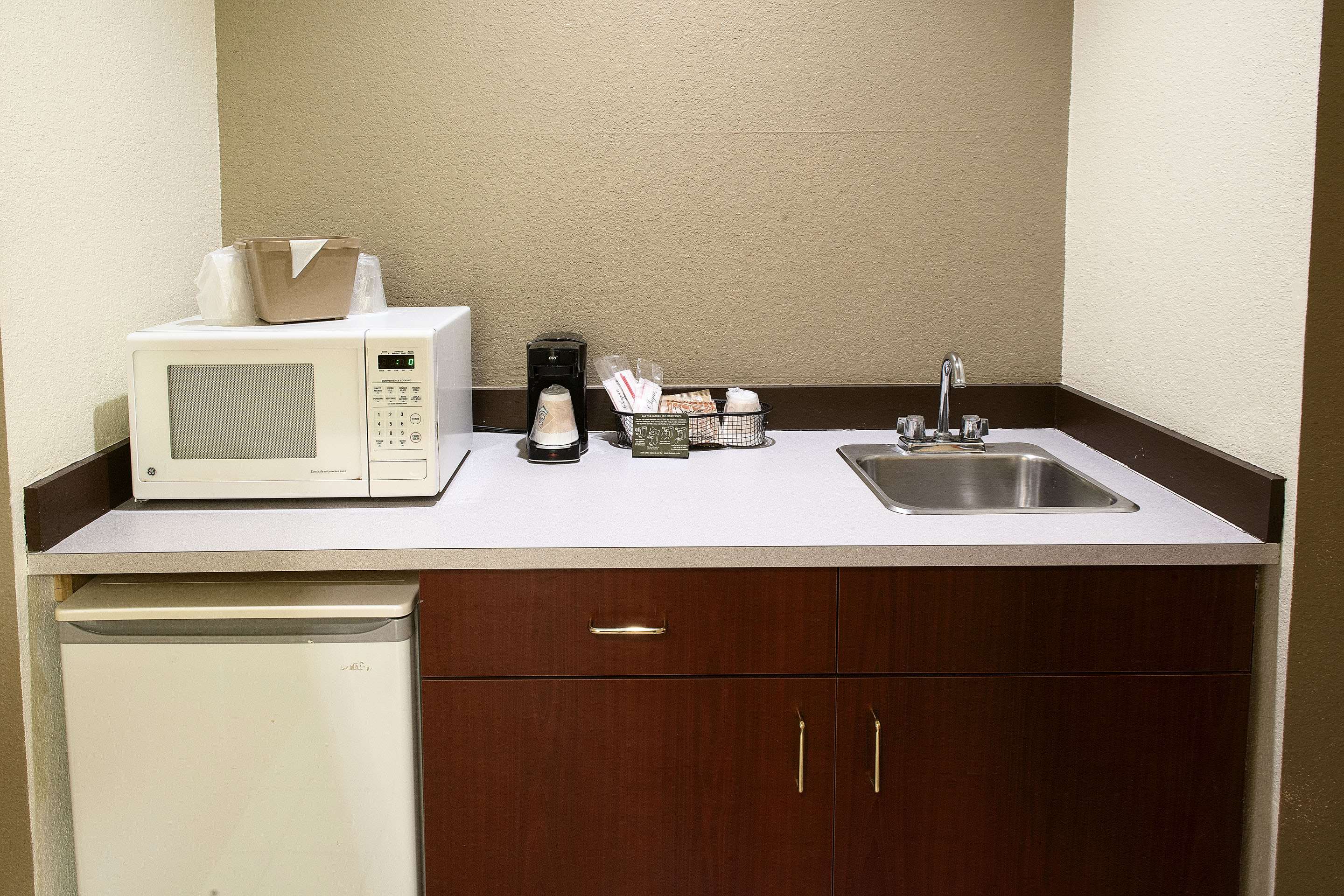 red roof inn and suites omaha council bluffs