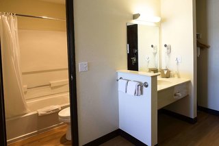 red roof inn and suites omaha council bluffs