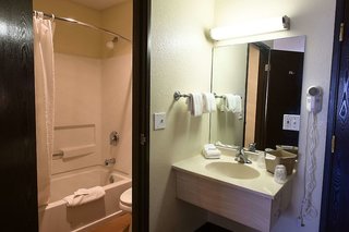 Red Roof Inn & Suites Omaha - Council Bluffs,Lewis>>Council Bluffs,2.5 star