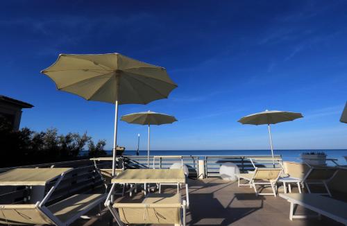 hotel cecina beach