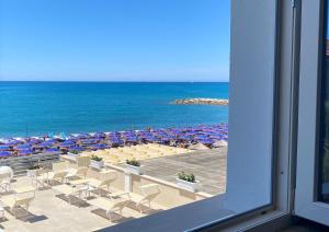 hotel cecina beach
