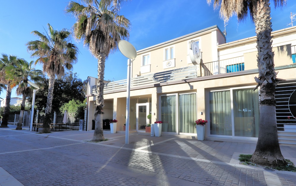 hotel cecina beach
