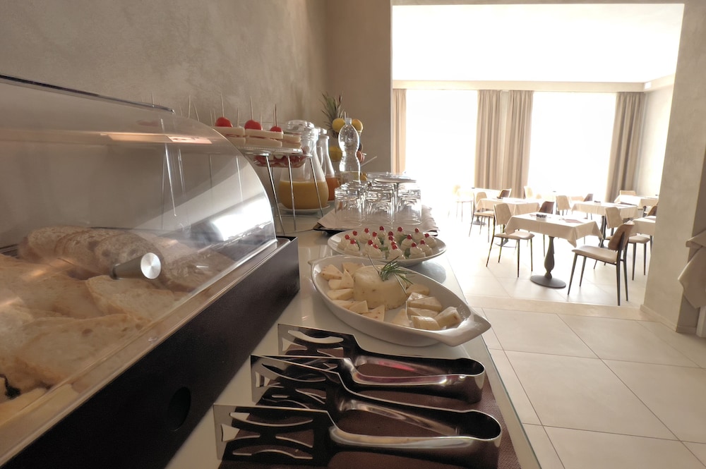 hotel cecina beach