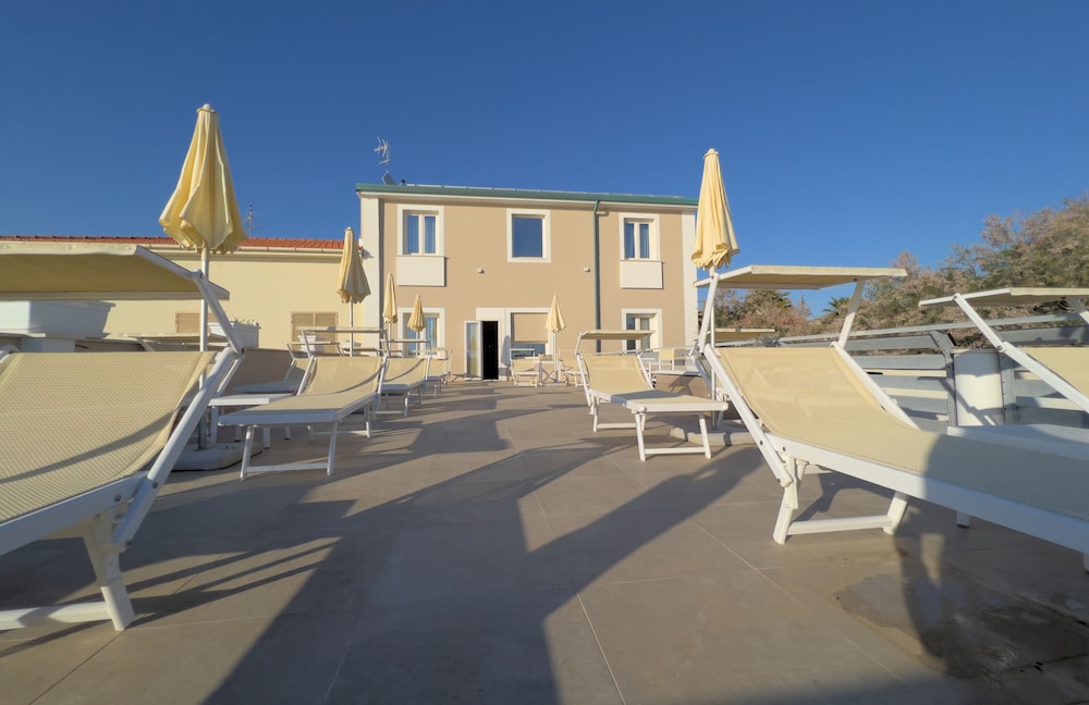 hotel cecina beach