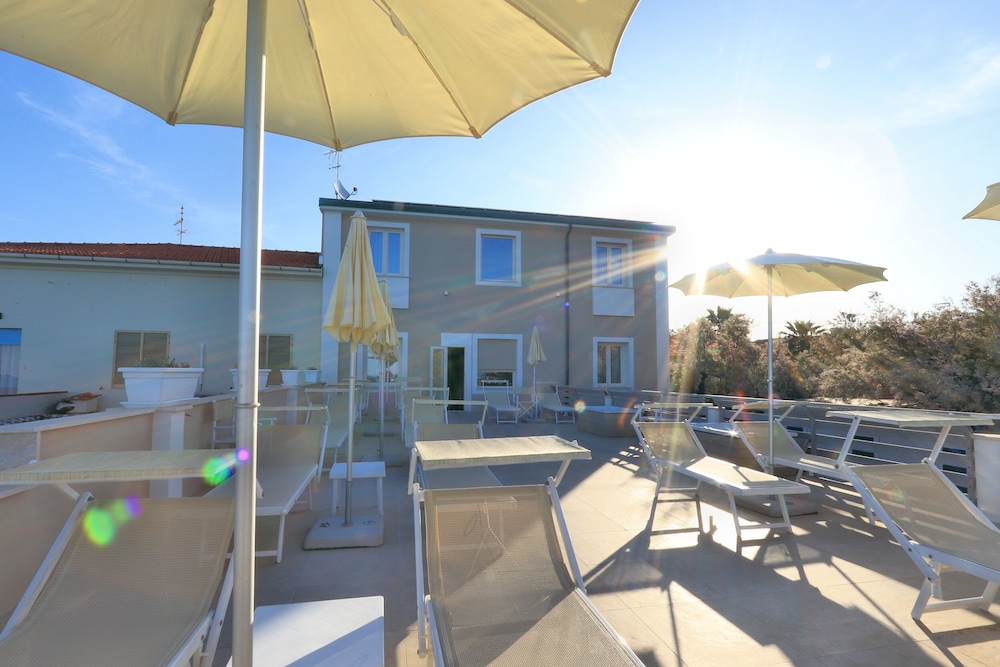 hotel cecina beach