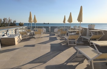 hotel cecina beach