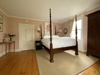 four columns inn