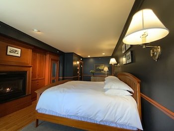 four columns inn