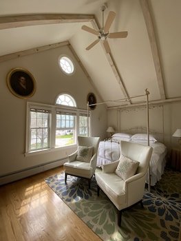 four columns inn