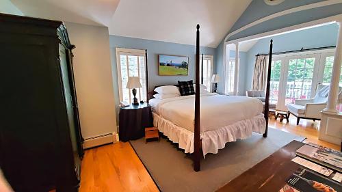 four columns inn