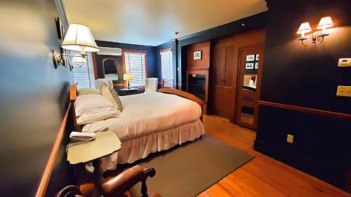 four columns inn