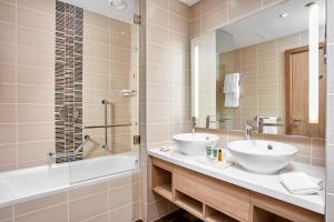 Hilton Garden Inn Dubai, Mall Avenue,Dubai>>Al Barsha,4 star