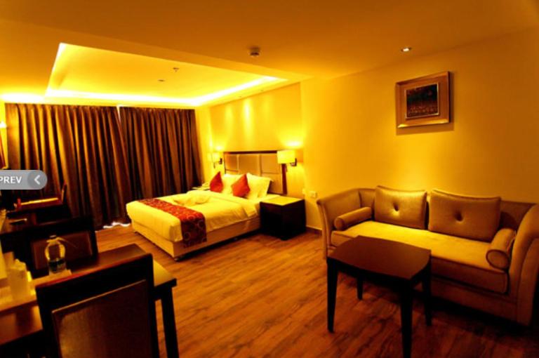 paravoor galaxy hotel