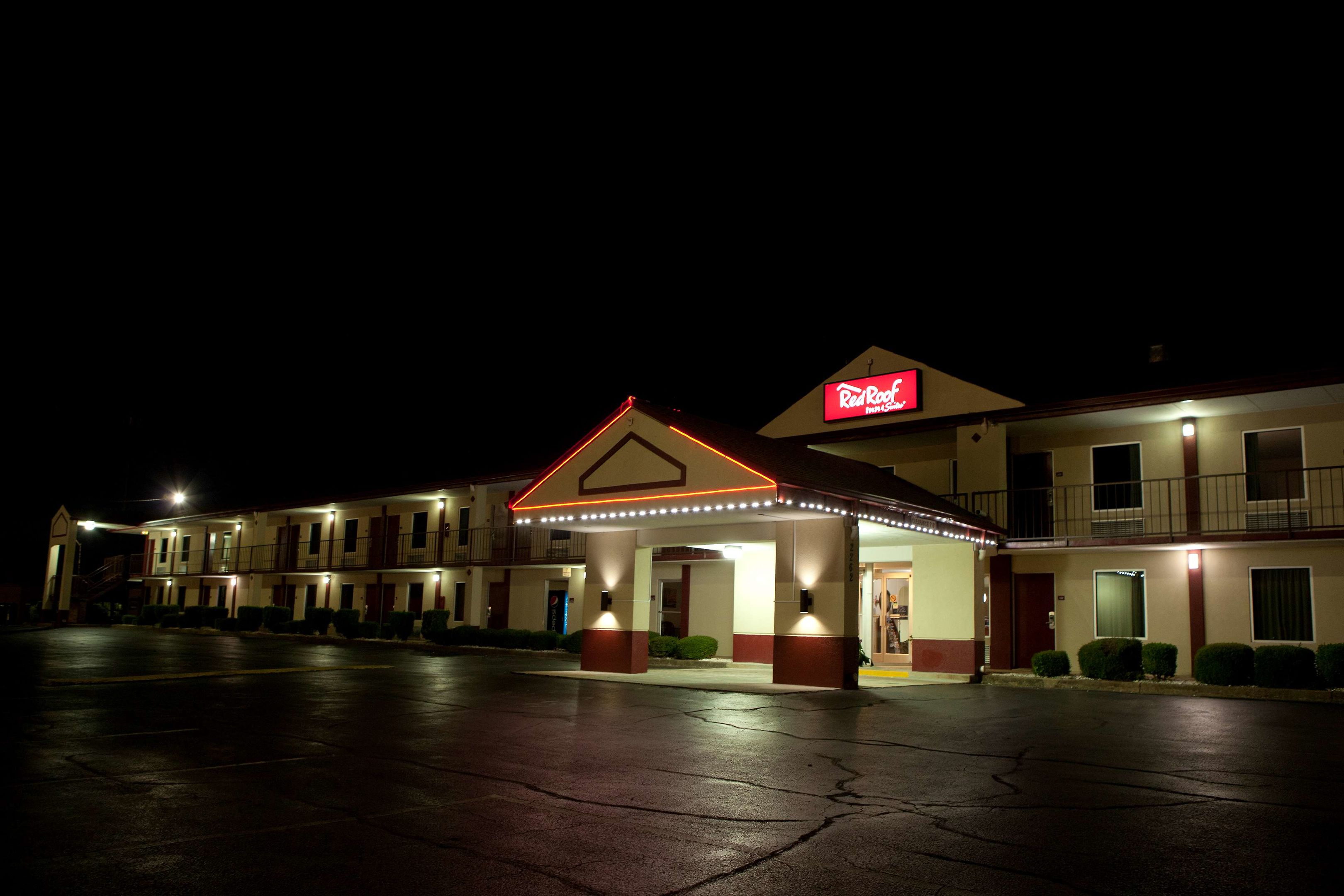 red roof inn and suites jackson tn