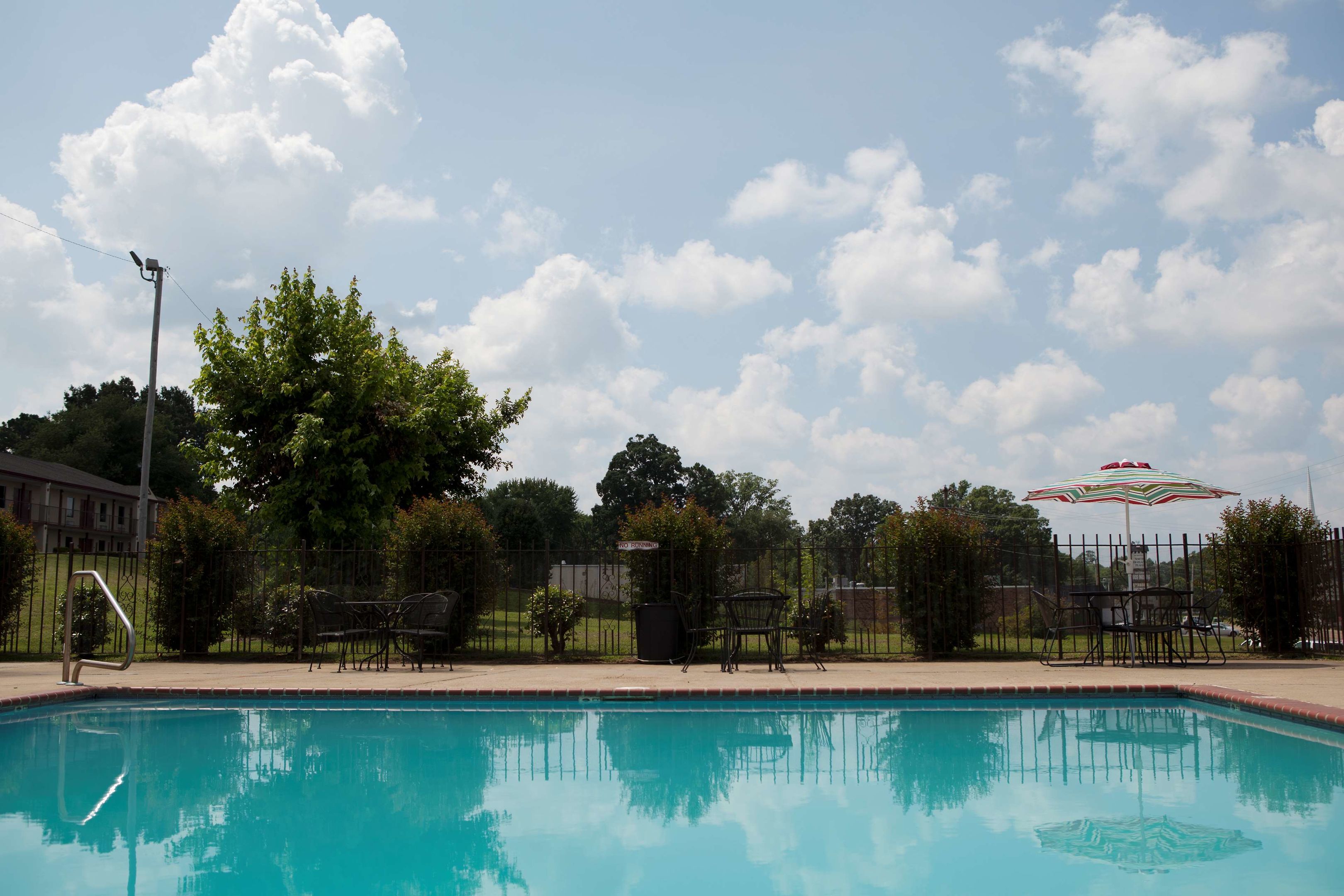 red roof inn and suites jackson tn