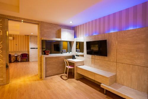 Lovina Inn Penuin Hotel,Batam City>>Batam,2 star