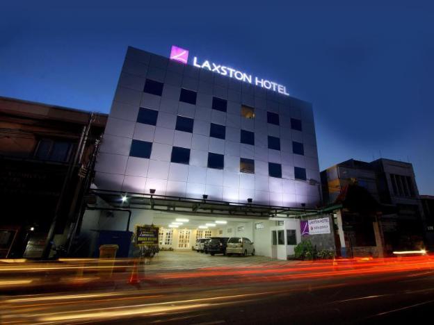 laxston hotel by front one