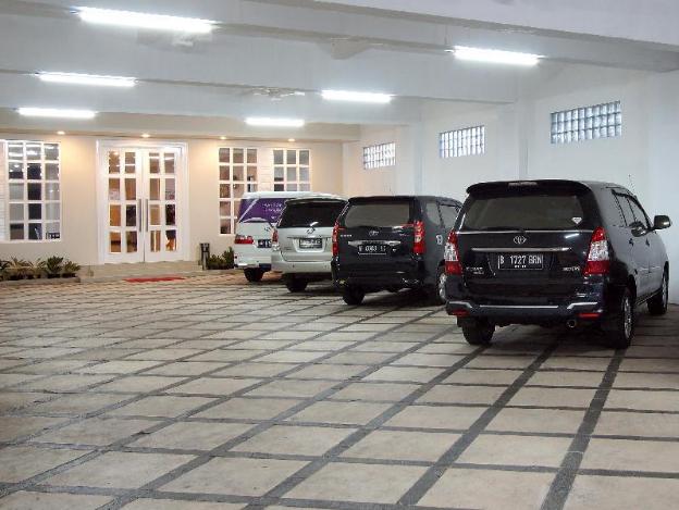 laxston hotel by front one