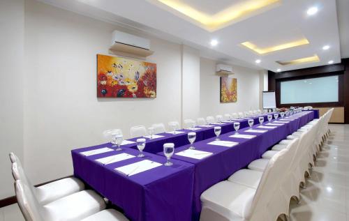 laxston hotel by front one