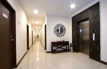 laxston hotel by front one