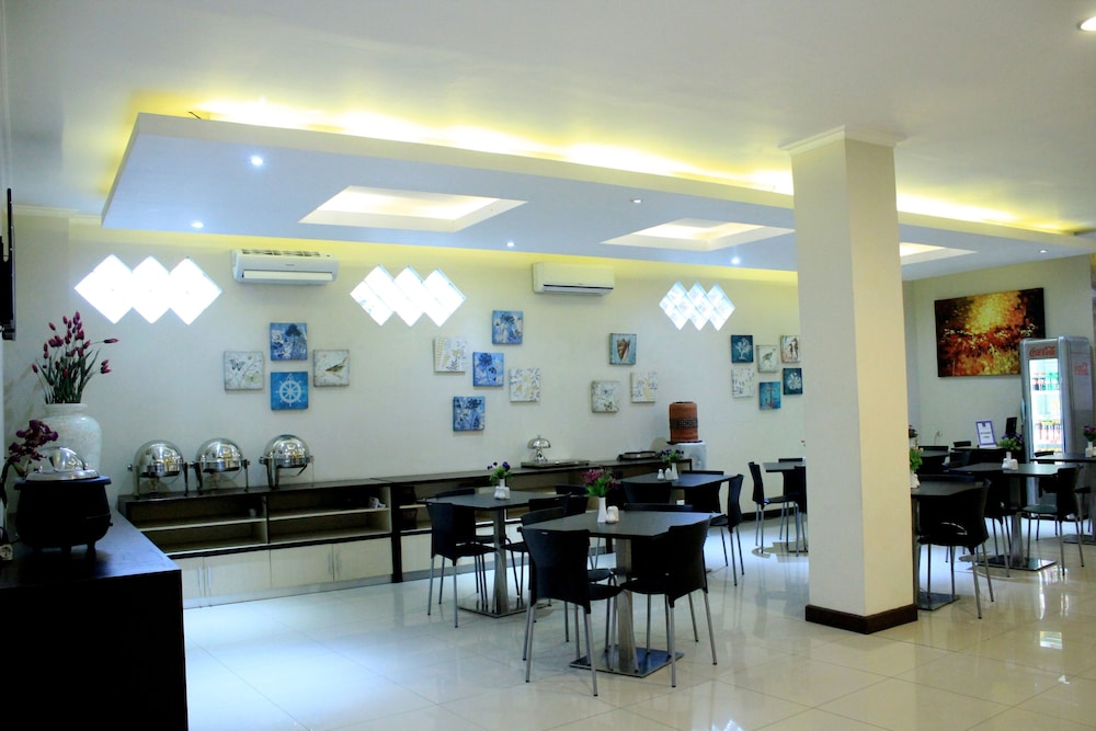 laxston hotel by front one