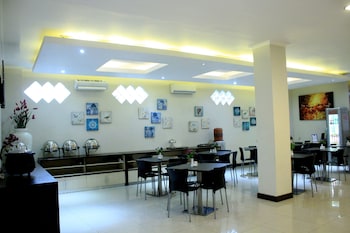 laxston hotel by front one