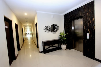 laxston hotel by front one