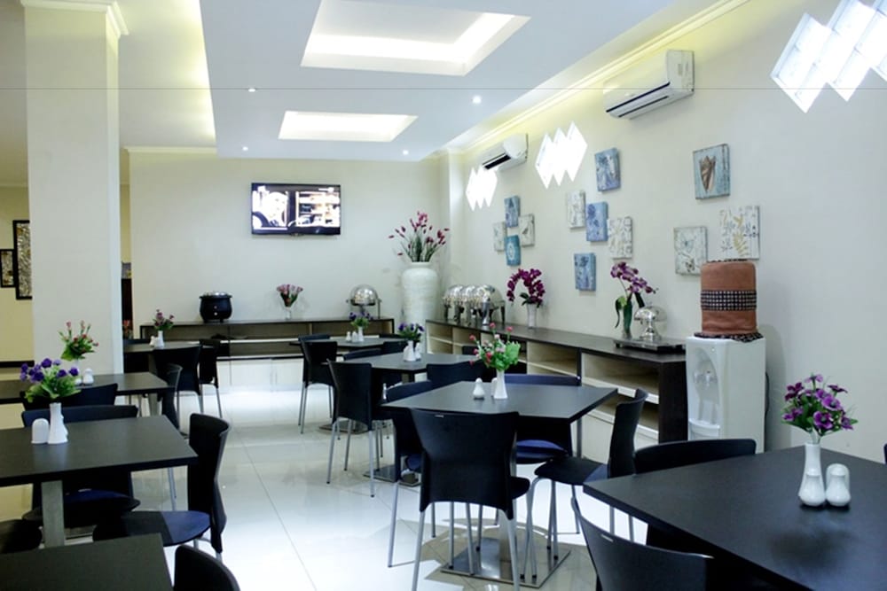 laxston hotel by front one