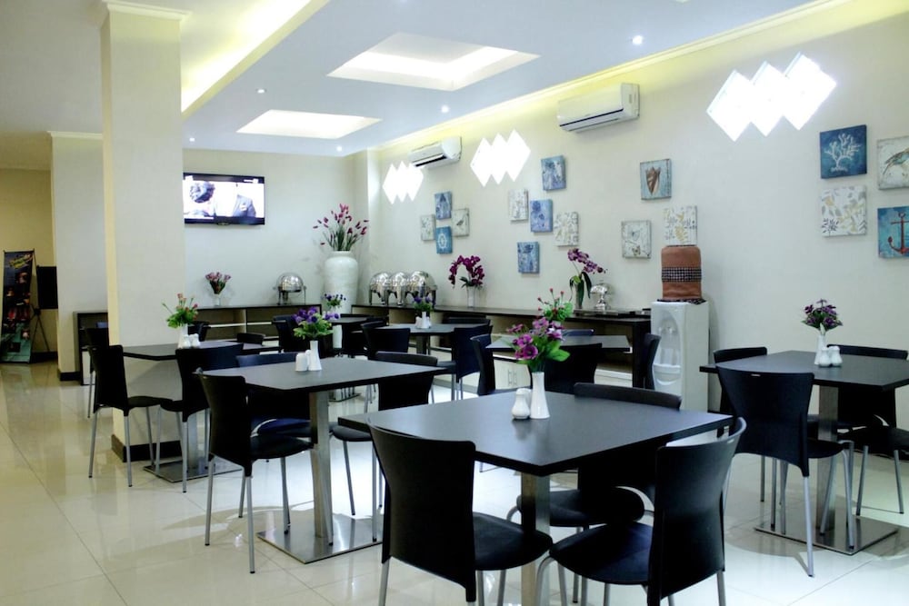 laxston hotel by front one