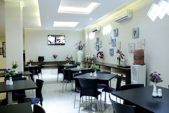 laxston hotel by front one