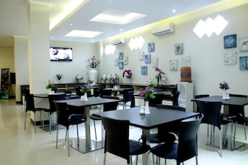 laxston hotel by front one