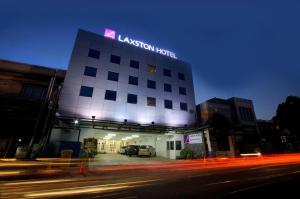 laxston hotel by front one