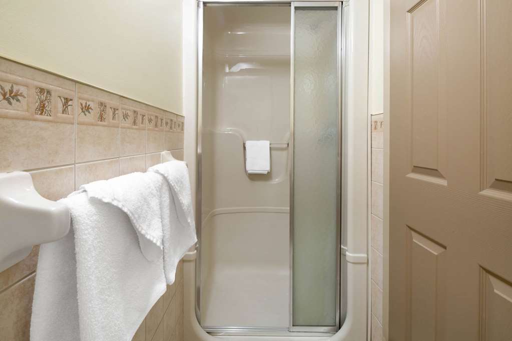 super 8 by wyndham niagara falls by the falls