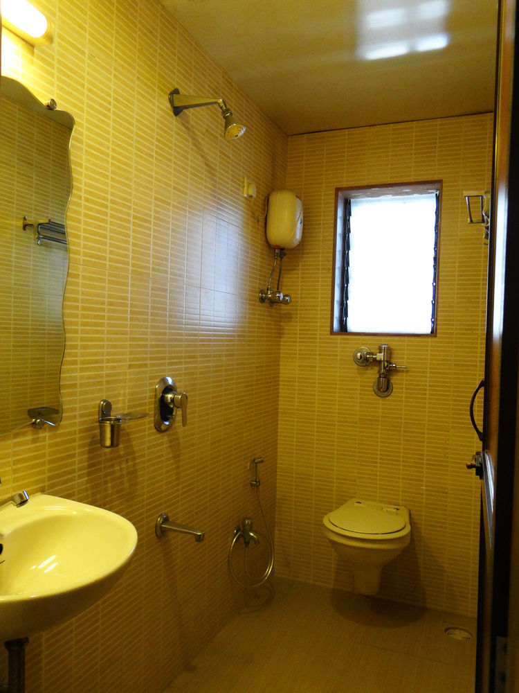 hotel lucky bandra