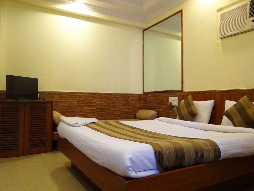 hotel lucky bandra