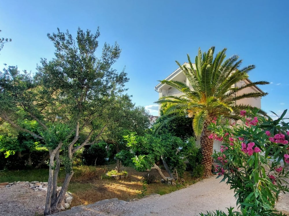 refresh boutique apartments