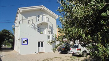 refresh boutique apartments